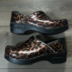 Dansko XP 2.0 Women's Brown Leopard Patent Stapled Clog Size 37